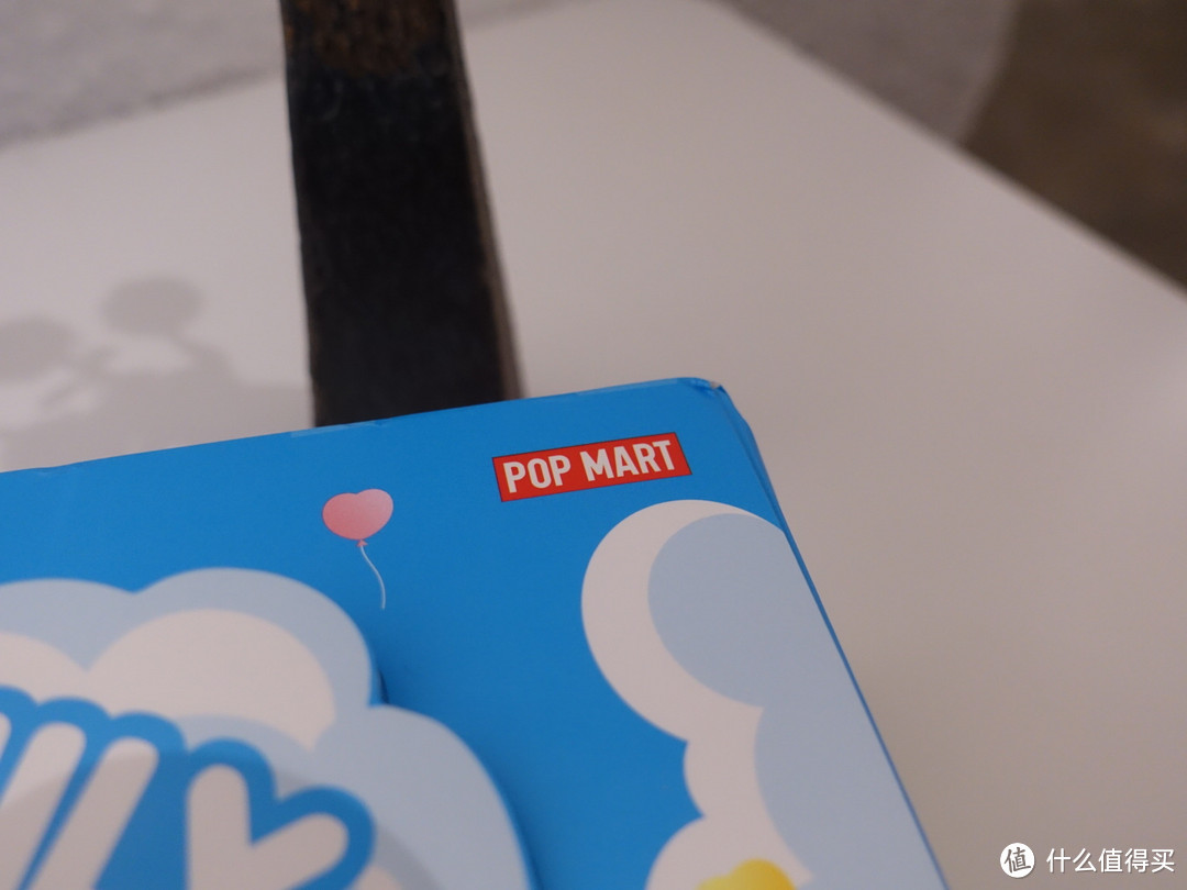 小呆萌排排坐:泡泡玛特迪斯尼米奇家族盲盒公仔开箱体验