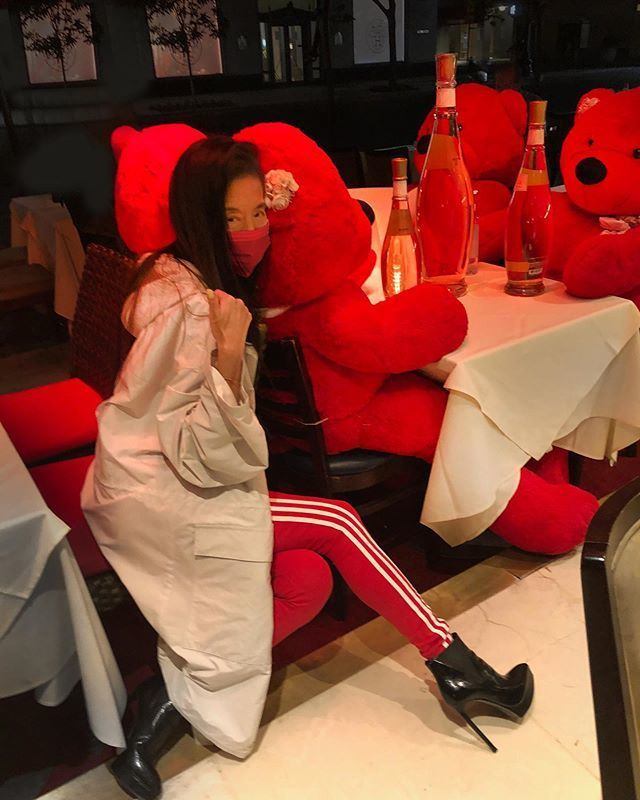 71岁婚纱女王王薇薇庆生 蝴蝶背细长腿像17岁