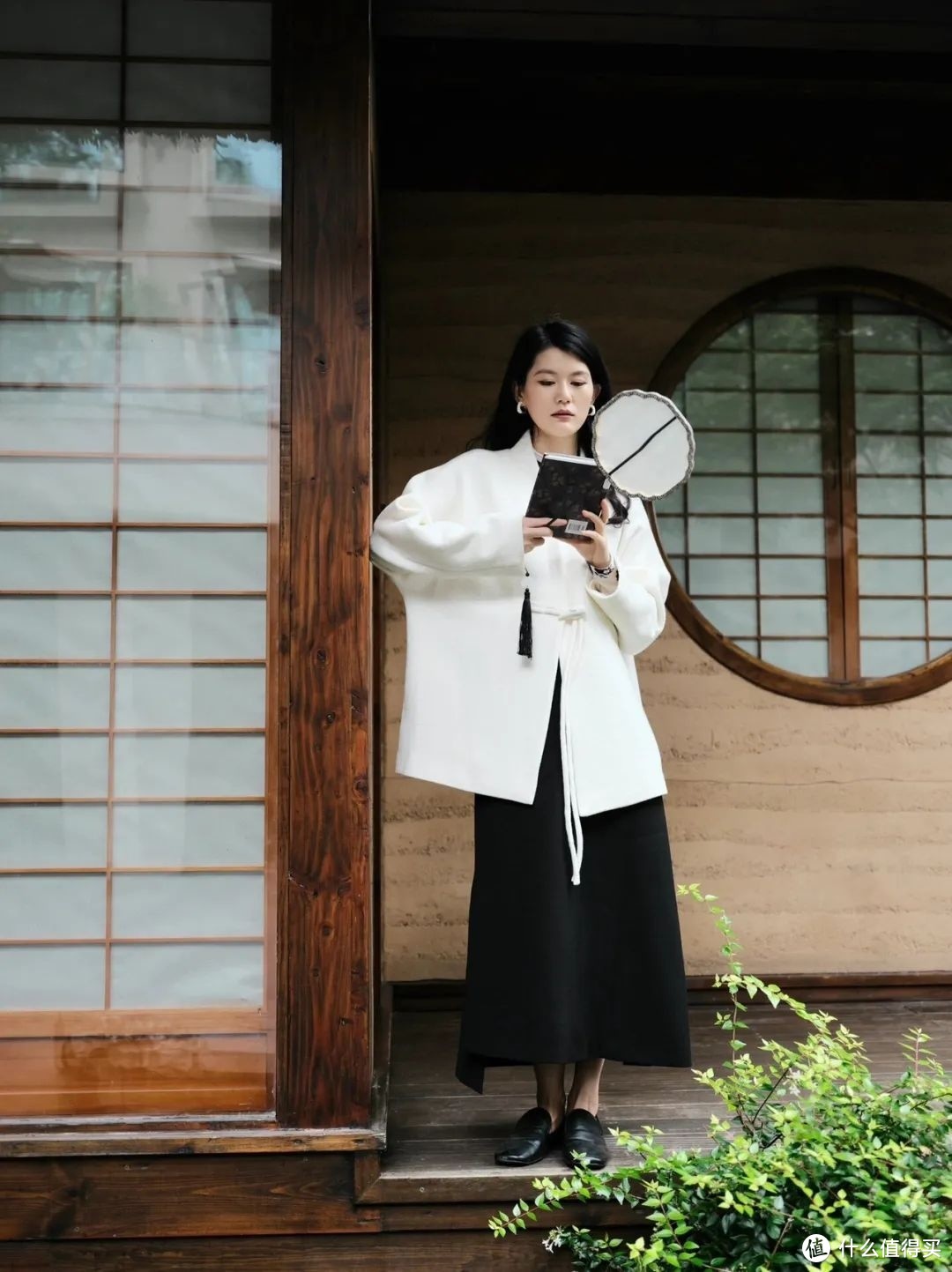 一枚精致俏丽的盘扣更加让旗袍显优雅得体。