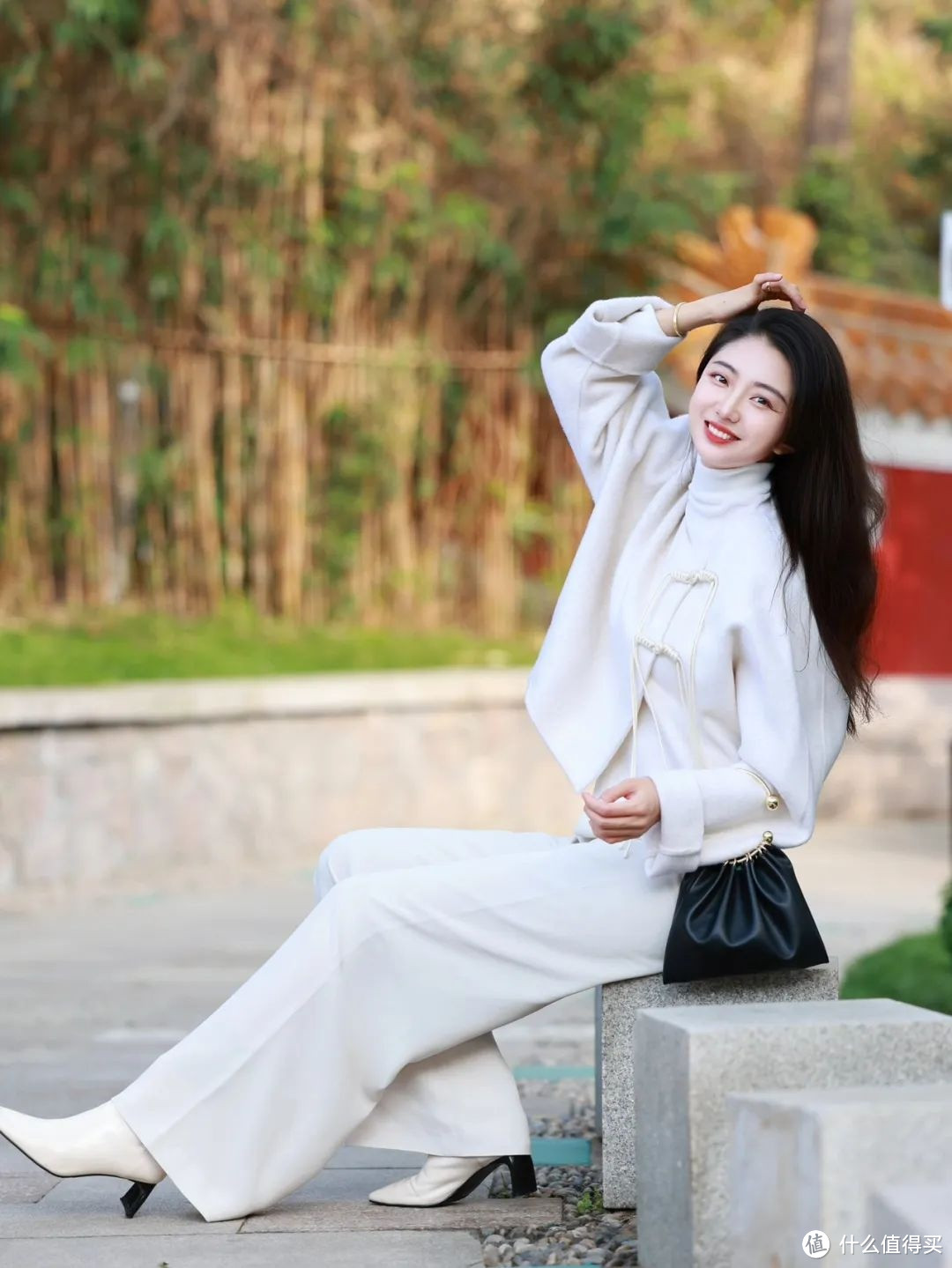 一枚精致俏丽的盘扣更加让旗袍显优雅得体。