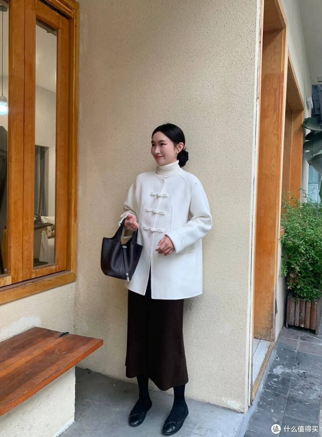 一枚精致俏丽的盘扣更加让旗袍显优雅得体。