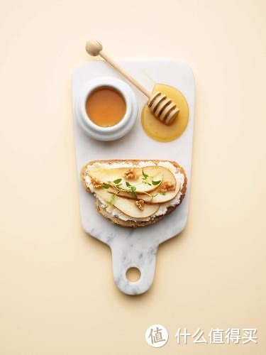 蕾丝在现代服装设计中的应用探讨